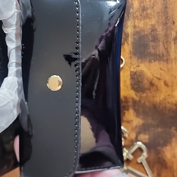 Sophisticated Black Croc-Embossed Shoulder Bag - Picture 3 of 7